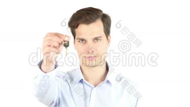男人拿着车上的钥匙，公寓里的钥匙。 驾驶课程，彩票中奖，房地产
